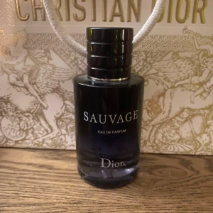 Dior Sauvage edp 60ml - Tja, säljer min Dior Sauvage edp. Har bara använt några den några få gånger så den är typ full. Den är köpt 2024 och det finns kvitto på den.