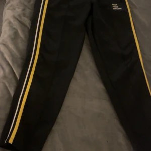  Axel Arigato byxor Aden & Asme - Snygga svarta byxor från Axel Arigato med Aden&Asme på. Perfekta för en stilren och modern look. De här byxorna finns endast 10 stycken i Sverige så passa på nu.