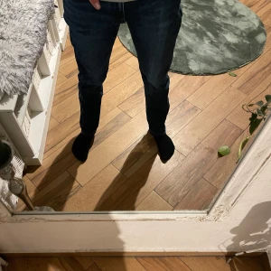 Mörkblå jeans från Calvin Klein - Snygga mörkblå jeans från Calvin Klein med slim taper passform. De har en modern look. Perfekta för en stilren vardagsstil.