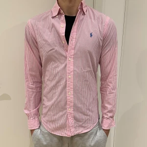 skjorta från Ralph Lauren - Slim fit, storlek S | 10/10 skick! | 🌸⚪️| originalpris ca 1499kr, vårt pris endast 449kr🙌 | priset är inte hugget i sten vid snabb affär! | tveka inte på att skriva till oss angående eventuella frågor eller funderingar.