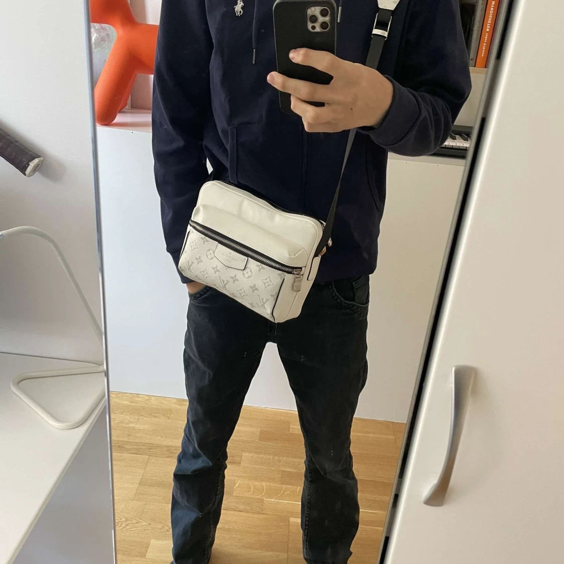 Vit axelväska med monogram - 91