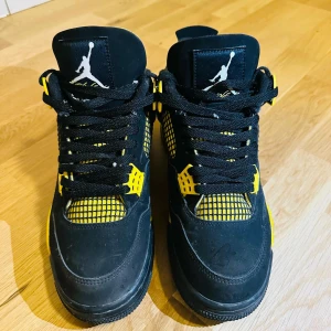 Svarta och gula Nike Air Jordans - Nike air jordan 4 gul och svart har änvand bara 5 månader