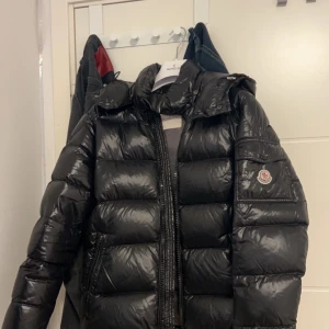 Moncler maya - Jackan är i flawless skick i storlek 2, hör av er vid eventuella frågor 