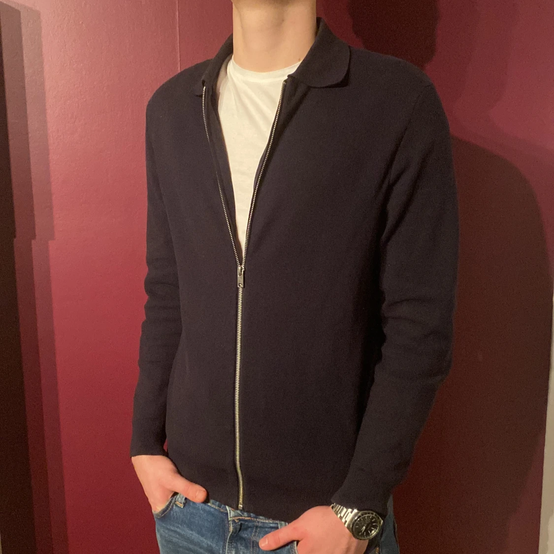 Mörkblå långärmad tröja med dragkedja