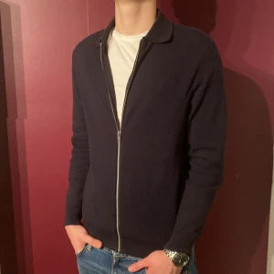 Mörkblå långärmad tröja med dragkedja - Full zip från Zara | Skick: 8/10 | Storlek: M | Fraktar inom 24H efter köp, på köparens bekostnad📦 Hör av dig vid minsta fråga eller fundering🌟