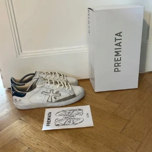 Premiata skor - Säljer nu dessa sjukt feta Premiata skor - Skicket är använt men är i bra skick,skosnörerna är lite smutsiga men är inte jättesvårt o lösa. Pris är diskuterbart. Box samt kort tillkommer  MVH