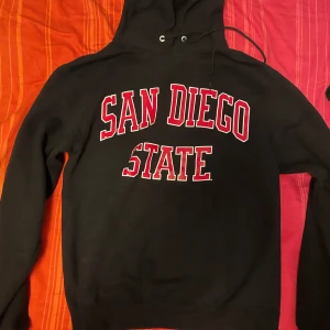 Champion Hoodie - Champion San Diego State hoodie storlek S. Skriv gärna vid funderingar/frågor. 