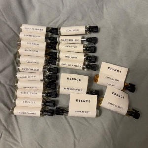 Tester från essnce - 20st tester från essnce i olika dofter. Alla på bilden är oanvända har endast använt en som jag ej säljer. 100kr för alla. Nypris är 45kr styck och detta blir 5kr styck för allihop. ( Ingen sprayflaska!!)