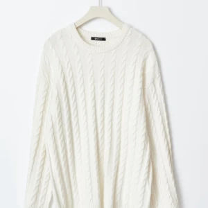 Vit stickad tröja från ginatricot - Mysig vit stickad tröja från ginatricot med kabelstickat mönster. Perfekt för kyliga dagar med sin avslappnade passform och långa ärmar. En klassisk och stilren design som passar till det mesta. Oversized