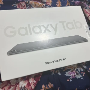 Samsung Galaxy Tab A9+ 5G - Säljer en Samsung Galaxy Tab A9+ 5G. HELT NY O ÖPPNAD. Perfekt för streaming, spel och produktivitet med snabb 5G-anslutning. Kompakt och stilren design som passar både hemma och på språng.