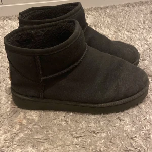 Vinterskor - Svarta och mjuka ”uggs” liknande vinterskor från SHEIN. 