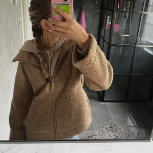 Beige teddyjacka med dragkedja hm - Mysig beige teddyjacka perfekt för kyliga dagar. Helt ny aldrig använd men har tyvärr inte kvar prislappen. Tycker den är rätt så kort i storleken så skulle säga att den passar en s som vill ha jackan lite längre.