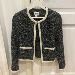 fin kofta  - Snygg och stilren svartvit kofta från Kappahl som aldrig är använd. Den har en klassisk tweed-look med vita kanter och två fickor fram. Perfekt för både vardag och festliga tillfällen. Passar bra till höst och vår💓