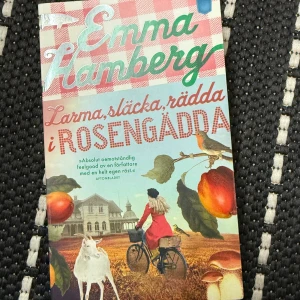 Larma, släcka, rädda i Rosengädda - Denna bok av Emma Hamberg är en charmig feelgood-roman som utspelar sig i den fiktiva byn Rosengädda. Berättelsen kretsar kring Tessan och hennes dotter Bella, samt andra färgstarka karaktärer som brandmannen Jonny och Rafael. Boken bjuder på humor, värme och en dos av romantik, perfekt för dig som älskar mysiga berättelser med en twist.