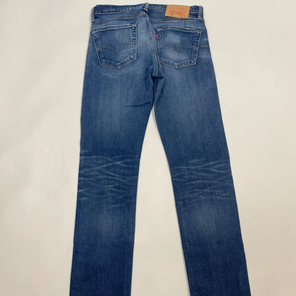 Modellen är 184 och väger 70kg  Levis jeans 31/34 | Modell | Passform regular fit Midjemått - 36 cm   Benets längd - 105 cm  Fotvidd - 16 cm   Hör av dig vid frågor!. Jeans & Byxor.