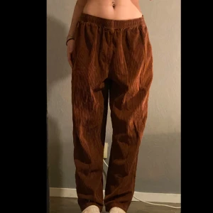 Bruna manchesterbyxor - Säljer ett par snygga bruna manchesterbyxor i loose fit från OBEY. De är perfekta för höst och vinter. Byxorna har en avslappnad stil med resår i midjan och fickor på sidorna. Superbekväma och trendiga! 🤎De är mans byxor men funkar till båda könen. (PM OM DU VILL HA BÄTTRE BILDER)