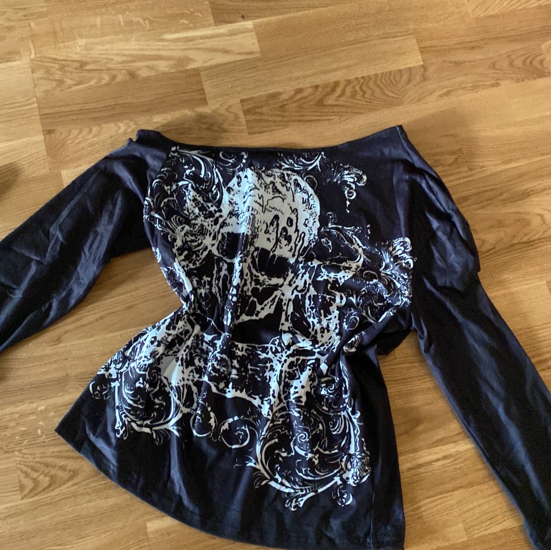 Svart långärmad topp med dödskallemotiv - 91