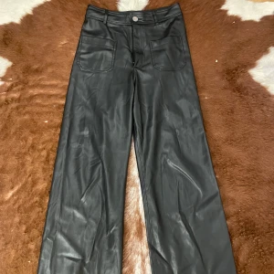 Skinnbyxor  - Skinnbyxor från Zara i storlek 36/S