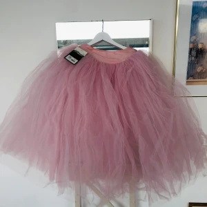Rosa tyllkjol från Intermezzo - Superfin rosa tyllkjol från Intermezzo i storlek S. Perfekt för bal eller fest! Kjolen har 4 lager tyll med insydd trosa. Midjan är elastisk för en bekväm passform. Materialet är 80% polyamid och 20% elastan. Köpt för 699kr. endast testad. 