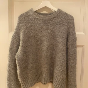 Stickad tröja Zara - Säljer denna stickade tröja från zara. Jätte bra skick. Storlek M