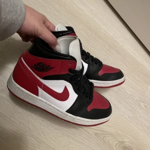Nike jordans - Köpte dessa skor för ungefär ett år sedan och har ej använt dom mycket alls (Max 6-5 gånger). Dom är väldigt rena och i ganska nytt skick. Nypris är 1700. Storlek 37.5