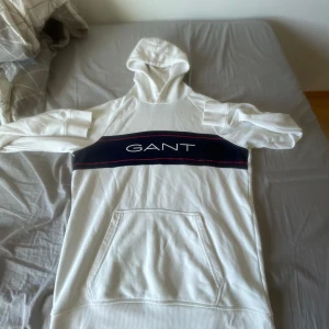 Gant hoodie  - Tröjan är då nästan aldrig använd bara testad och sedan lagts i garderoben. Används aldrig så säljer därför den. Riktigt fin och sitter perfekt till ett par jeans. Storlek M men passar även S
