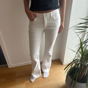 Vita bootcut jeans  - Säljer dessa vita bootcut jeans från GinaTricot i storlek 36. Säljer då dom blivit för små och för korta, jag är 173 cm. 