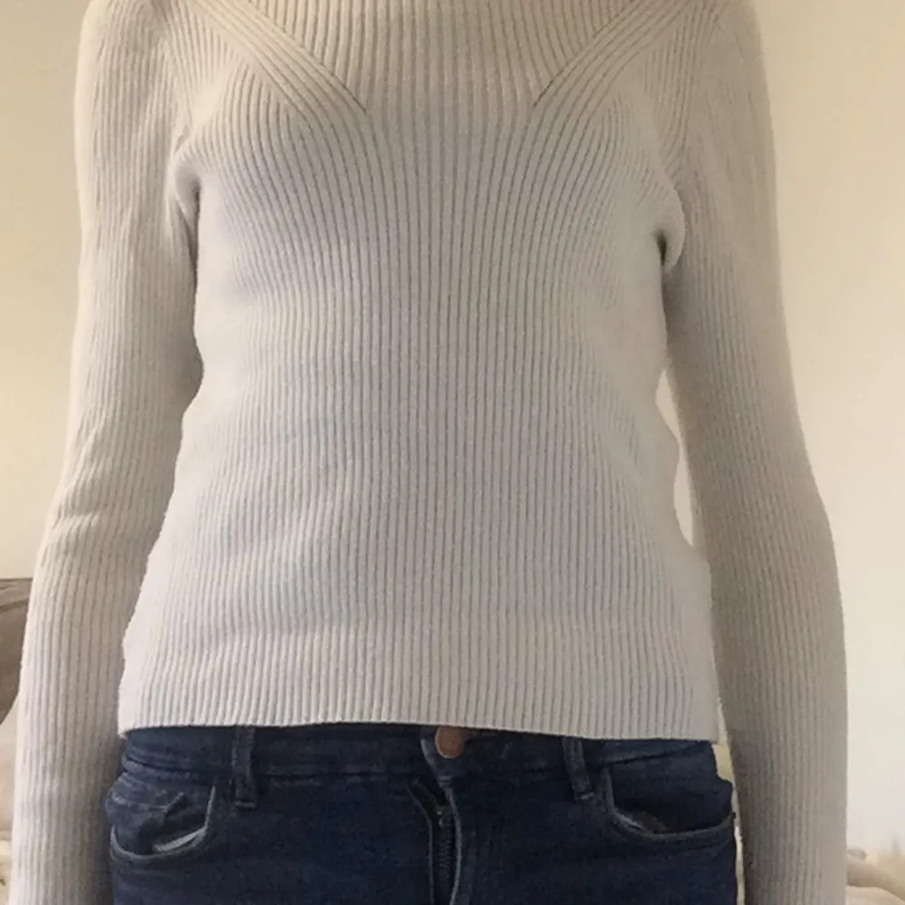 Säljer en stilren vit ribbad tröja från Kappahl i storlek S. Tröjan har en klassisk design med långa ärmar och en bekväm passform. Perfekt för både vardag och lite finare tillfällen. Passar bra till jeans eller kjol för en snygg look!. Tröjor & Koftor.