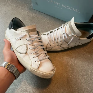 Philippe Models - Tja säljer dessa eftertraktade philippe model skorna i riktigt bra skick🙌🏼. Denna modellen ska se lite distressed ut, framför allt vid sulorna😊 Storleken på skorna är 44🙌🏼  Med skorna medföljer även orginalbox!👍 Mitt pris 2199kr, nypris 3849kr🙌🏼Pris går att diskutera vid snabb affär