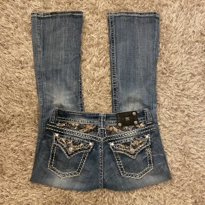 Miss me leopard jeans - Säljer dessa miss me jeans med en jätte unik design🐆 De är i bootcut storlek 28. Innerbenslängd: 79cm rakt över midjan: 40cm Lägg prisförslag 💖