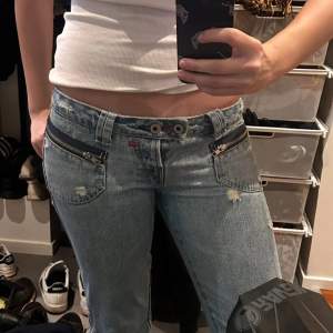 Skit snygga jeans!!!köpte på Vinted för ca 3 månader sen, använda 3gg och är i fint skick!!osäker på storleken men tror 36, skriv för fler bilder och mått💕