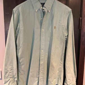 Ralph lauren skjorta - En fin randig skjorta från Ralph lauren som är i storleken M