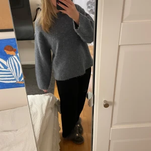 Svarta mjuka kostymbyxor från bikbok - Säljer nu mina mjuka mid waist kostymbyxor från bikbok i storlek 38. Det finns inga defekter på byxorna. Köparen står för frakten💗