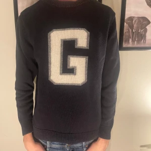 Rea - Vi säljer nu denna feta gant tröja passar perfekt till alla tillfällen denna tröja är i storlek s nypris 1600kr