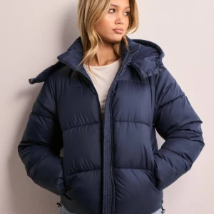 Everyday puffer jacket - Supersnygg blå vinterjacka ifrån Nelly. Har både luva och krage, luven går att ta av om man skulle vilja det. Bara att skriva vid frågor 