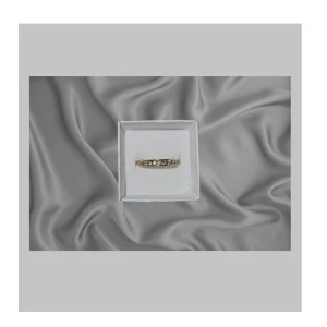 18k Guldring med stenar - Elegant guldpläterad ring gnistrande stenar, perfekt för att ge en touch av glamour till vilken outfit som helst.