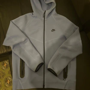 Nike tech blå hoodie - Säljer en Nike tech hoodie i storlek L. Har köpt från JD sports och använt 4-5 gånger. Pris kan diskuteras vid snabb affär