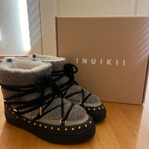 Inuikii Curly Rock Taupe - Ett par superfina trendiga Inuikiis i modellen Curly Rock med färgen Taupe. Storlek 39. Är i fullständigt nyskick och aldrig använda. Hör av vid fler funderingar eller bilder!😊Nypris 4500 kr