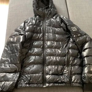 Svart pufferjacka från Peak Performance - Säljer en snygg svart pufferjacka från Peak Performance. Jackan är i mycket bra skick och perfekt för kalla dagar.Den är i storlek M och sitter som M. Hör av dig vid frågor! Kolla in profilen för fler feta plagg.🌊🍾