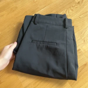 Kostymbyxor bikbok  - Modell Vilma  Storlek 34  Passar om du är mellan 160-165 