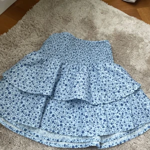 Gina tricot kjol 💕 - Säljer denna superfina kjol från fina tricot ! Bra skick inga defekter 💕 Kontakta mig om du vill ha fler bilder eller information 💕nypris :350kr