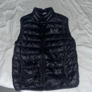 Ea7 Armani väst  - Säljer en svart ea7 väst i bra skick använt 2-3 gånger. Säljes för bra pris eftersom nypris är 2000 och har knappast använt den