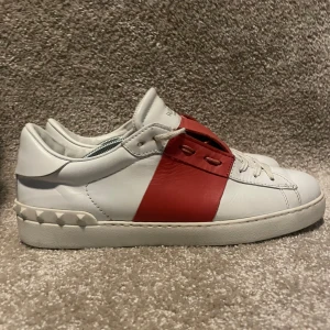 Valentino Open - Valentino Open Sneakers i grymt skick! Skorna är i storlek 42 men passar ungefär 0,5 storlek större. Endast skorna medföljer.