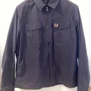 Fred Perry Overshirt - IN STOCK Skick 9/10 Storlek: L (large) Nypris: 1999kr Vårt pris: 850