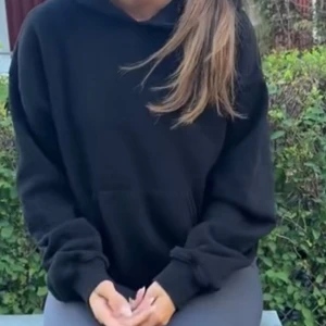 Svart hoodie - fin hoodie från h&m, i fint skick💖 passar mer som en XS 