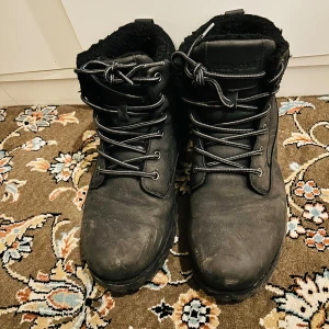 Svarta boots från Pier One - Säljer ett par svarta boots från Pier One i bra skick. De har snörning och är fodrade för extra värme. Perfekta för höst och vinter med en robust sula som ger bra grepp. Stilrena och bekväma för vardagsbruk.