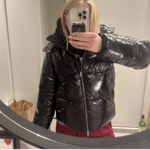 Svart pufferjacka - Intressekoll!! På min glansiga Nelly jacka som är slutsåld från Nelly. Storlek S. Kom gärna med prisförslag ☺️Endast använd 2 gånger.