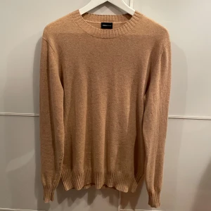 Kashmirbland crewneck - Säljer en beige Kashmir/ull sweatshirt. Perfekt för höst och vinter. Storlek M. Den är i mycket bra skick, använd 3 gånger. Skicka ett meddelande vid intresse!💯 paketpris med burberry sjalen i Kashmir kan fixas🙌🏻
