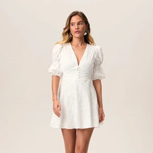 Adoore klänning vit  - Säjer den superfina vita sommarklänningen från adoore. Perfekt för student!! 💕 