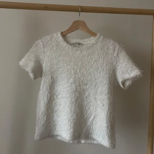 Vit fluffig T-shirt  - Mysig höstig & vintrig fluffig T-shirt🥰🐻🍂💐❤️‍🔥